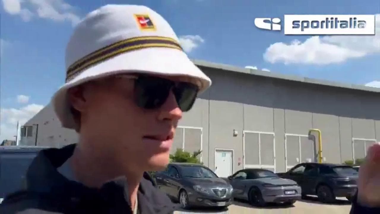 Jannik Sinner arriva al JMedical center di Torino per iniziare la terapia