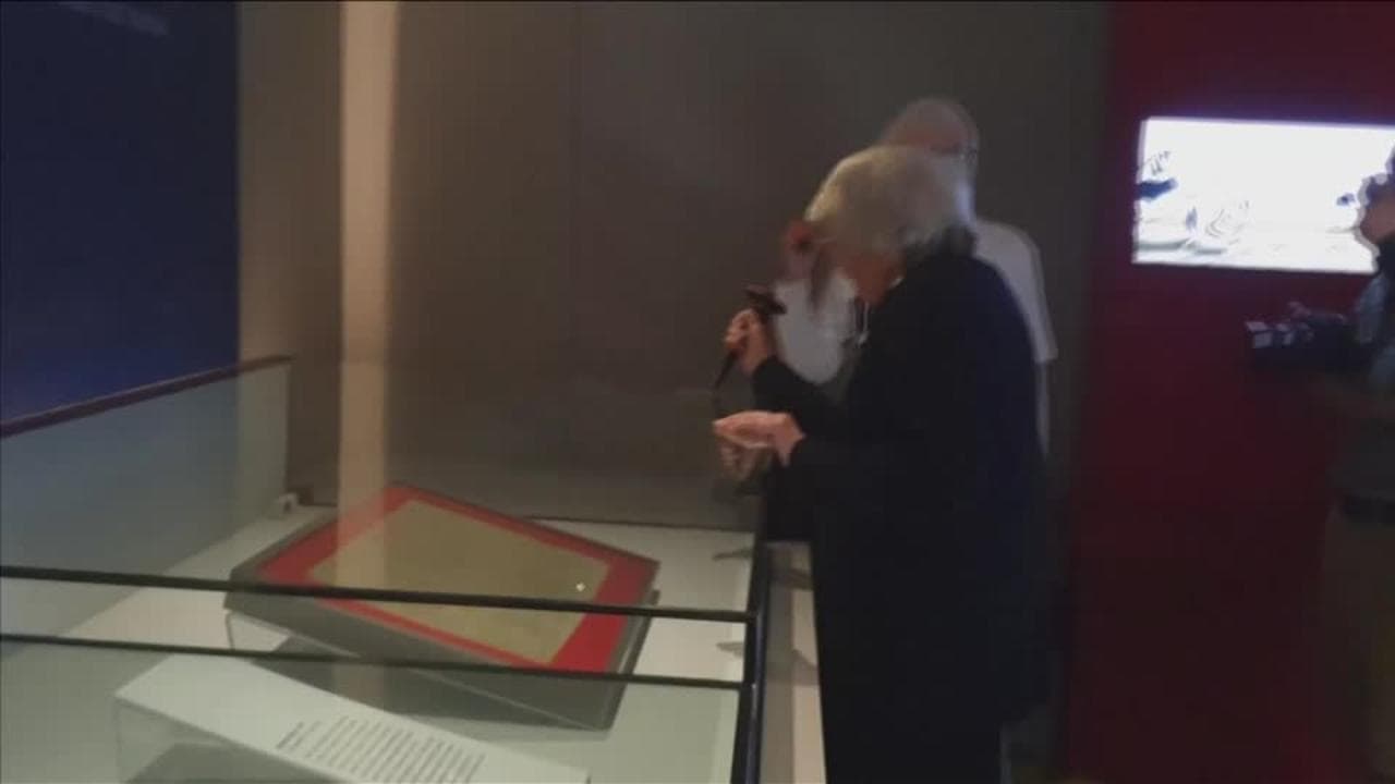 Londra, le nonne ecoattiviste cercano di danneggiare la teca con la Magna Carta
