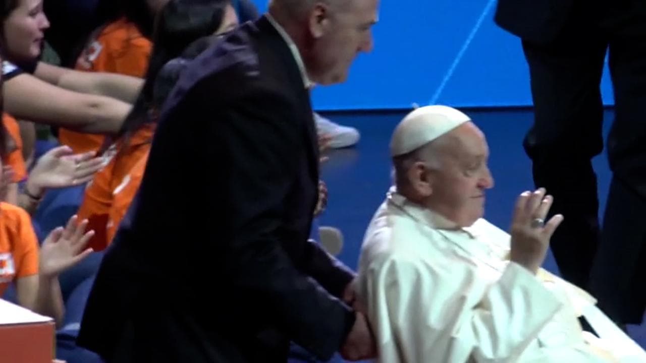 Stati Generali della Natalità, Bergoglio arriva in sedia a rotelle: il Papa accolto tra gli applausi