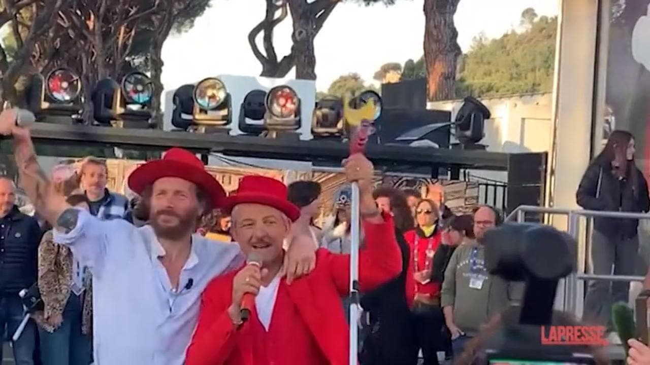 Viva Radio 2 ultima puntata: festa nel backstage con Fiorello anche Jovanotti e Amadeus