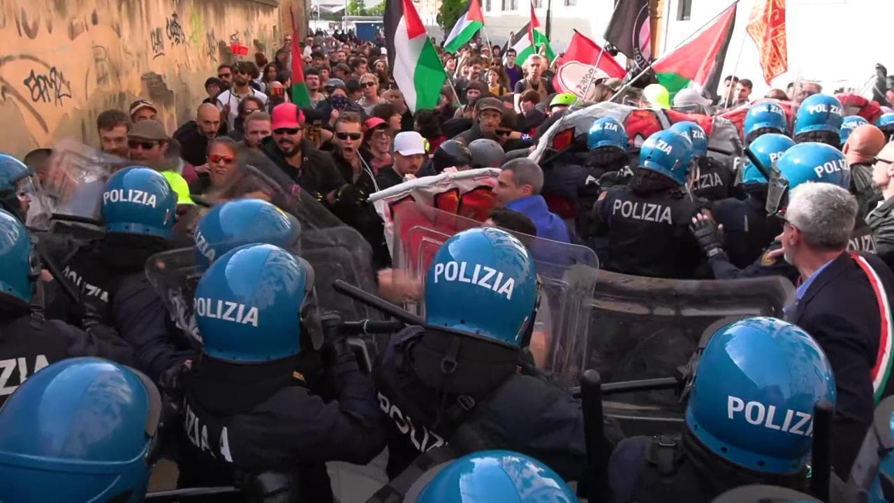 Venezia, protesta contro il G7 Giustizia: la polizia carica i manifestanti