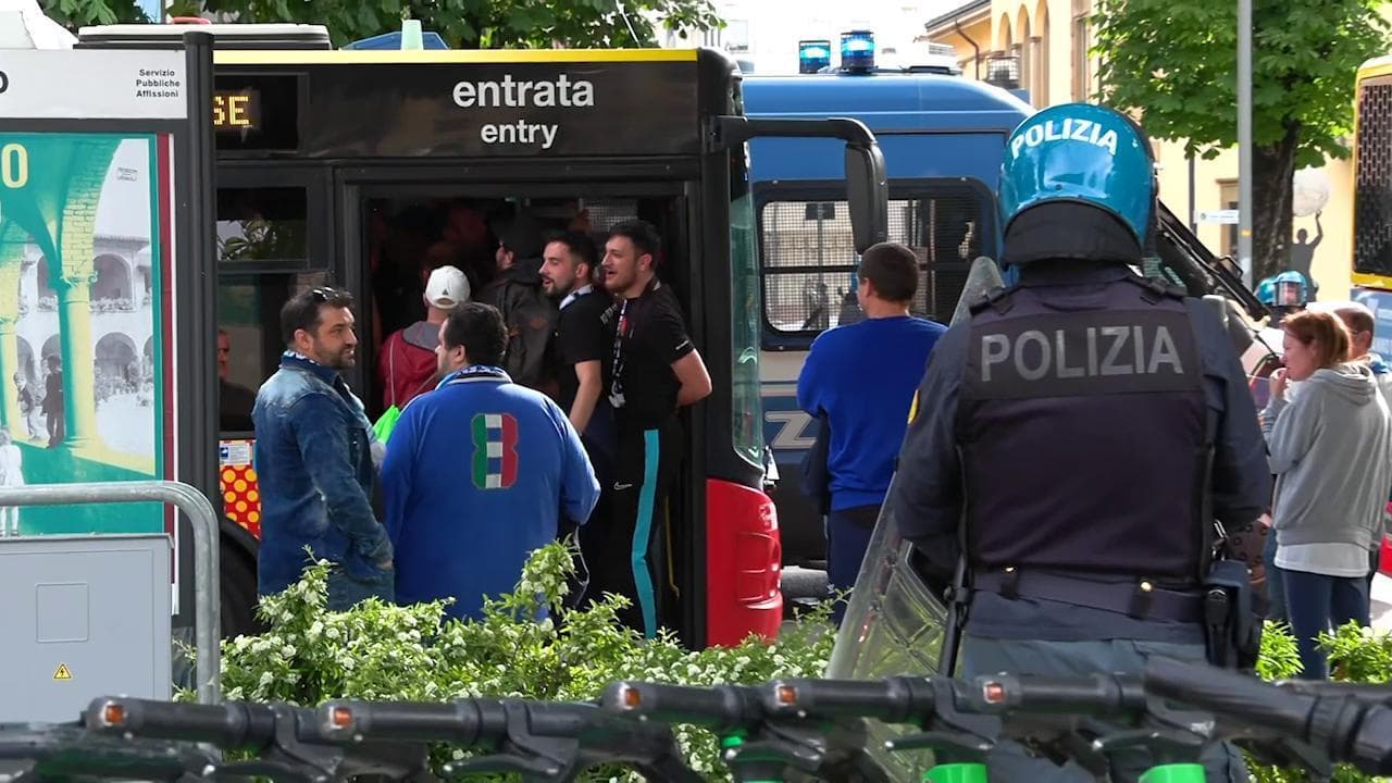 Atalanta-Olympique Marsiglia, i tifosi francesi nei pullman cantano: "Siamo tutti antifascisti"