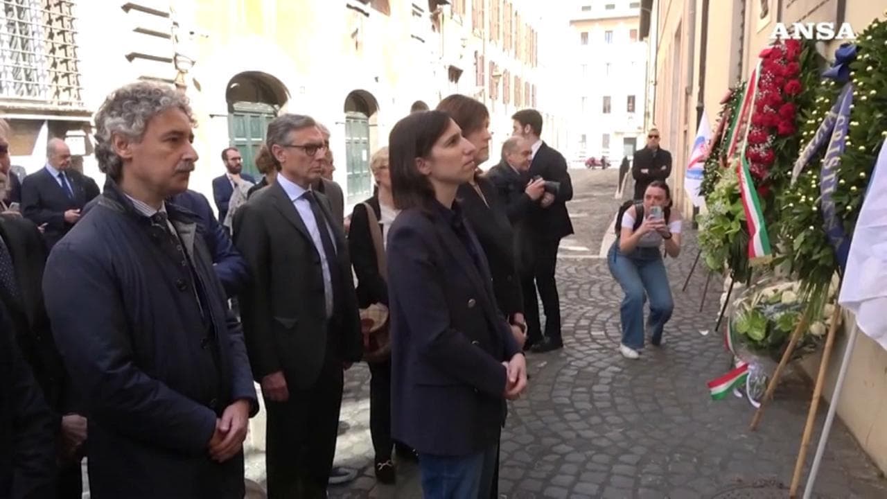 Roma, Elly Schlein depone una corona di fiori per Aldo Moro