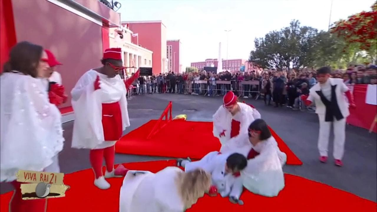 Viva Rai 2, Arisa cade durante l'esibizione di "Baciami stupido"