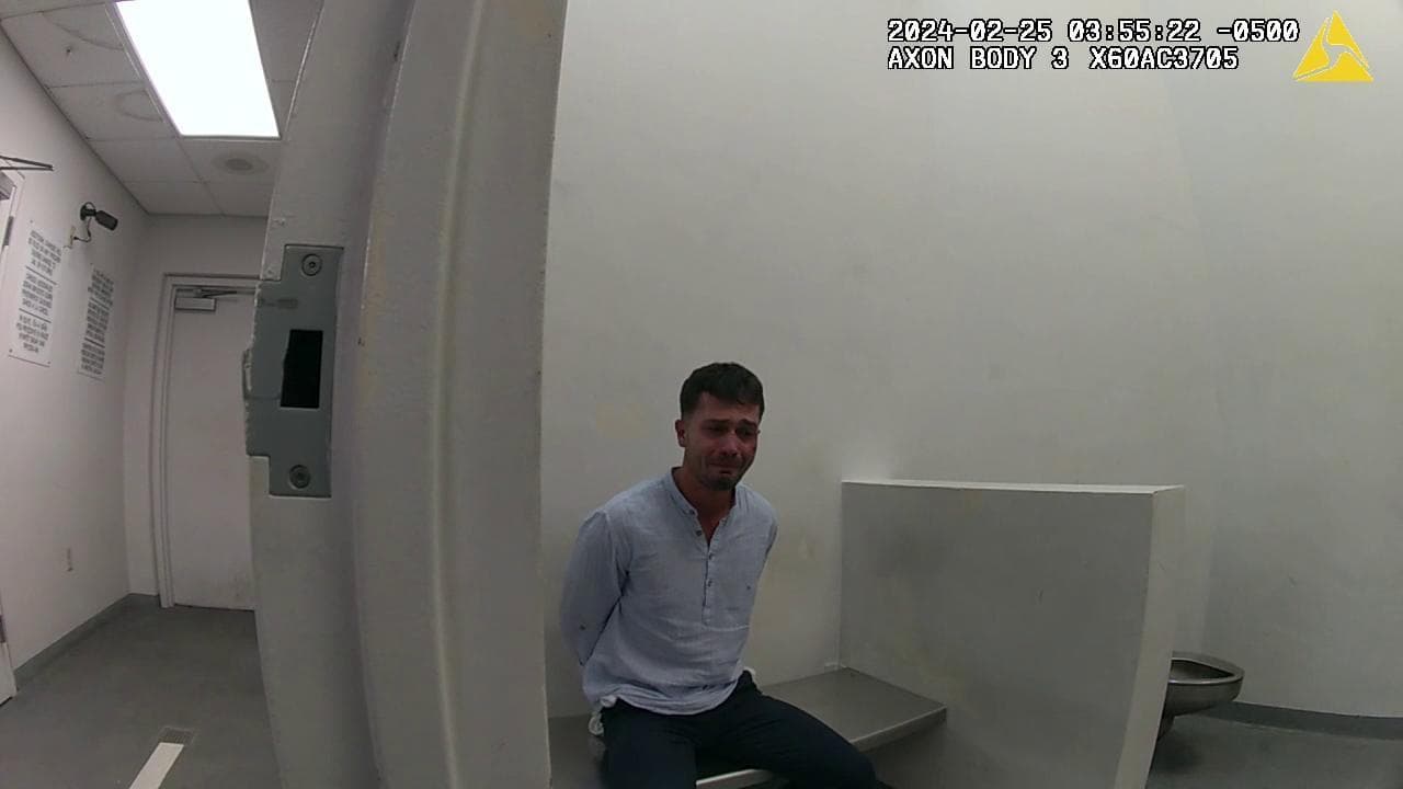"Non ho mai toccato gli agenti": Falcinelli in cella in lacrime