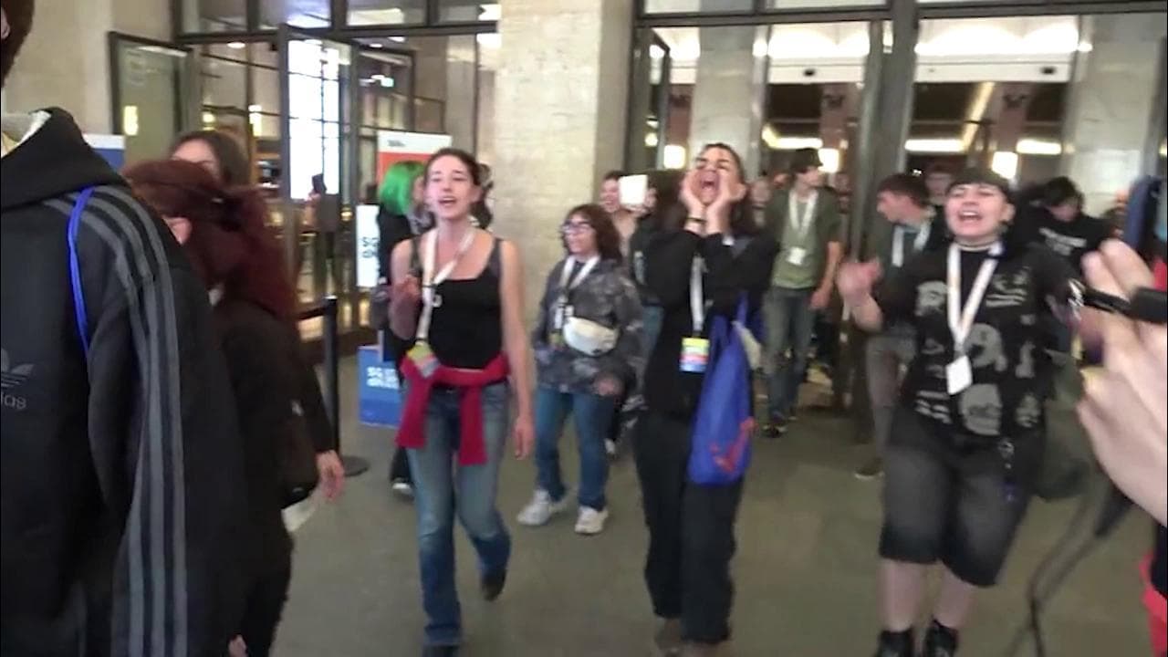 Stati generali della natalità, dopo la contestazione a Roccella studenti bloccati dalla polizia