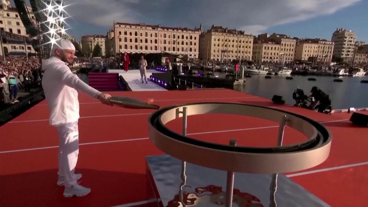 Marsiglia, la cerimonia spettacolare dell'arrivo della torcia olimpica. Macron:"La Francia entra nei Giochi"