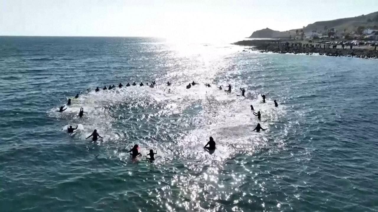 Messico, l'arrivo dei genitori dei tre surfisti uccisi. Poi il ricordo in mare degli amici