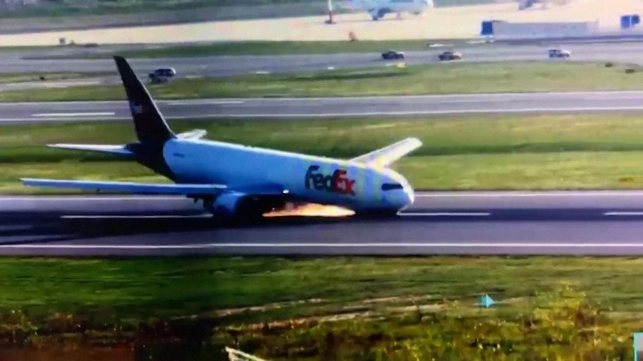 Guasto al carrello, il Boeing 767 atterra strisciando sulla parte anteriore