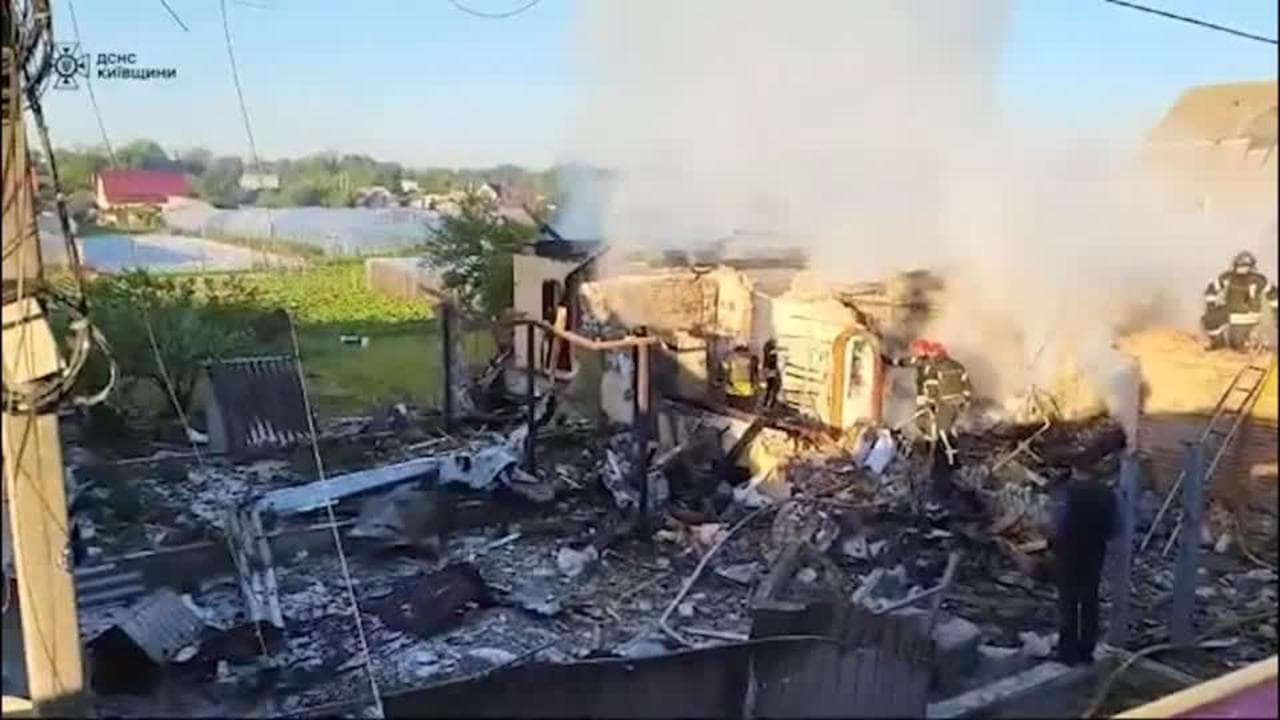 Ucraina, massicci attacchi di missili russi: case distrutte e feriti nella regione di Kiev