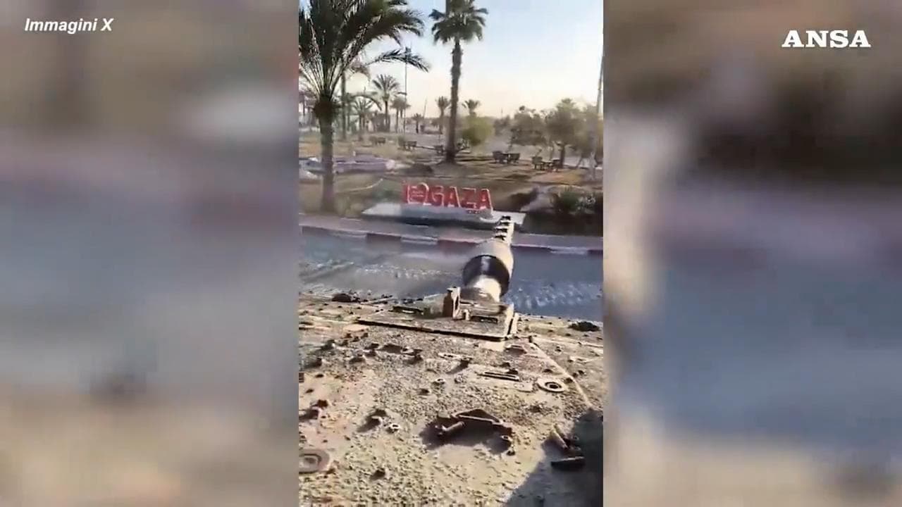 Rafah, un carro armato israeliano distrugge il cartello "I love Gaza"