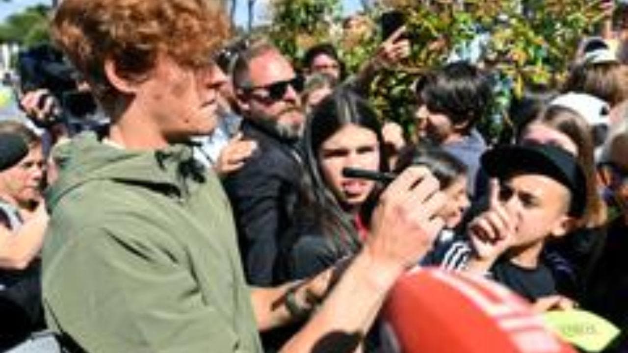 Sinner arriva al Foro Italico: tifosi scatenati, a caccia di autografi e selfie