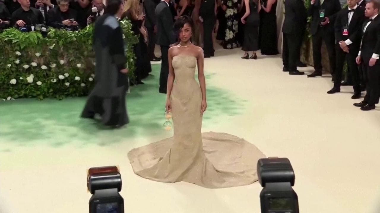 Met Gala 2024, la cantante Tyla sorprende tutti con un abito di sabbia