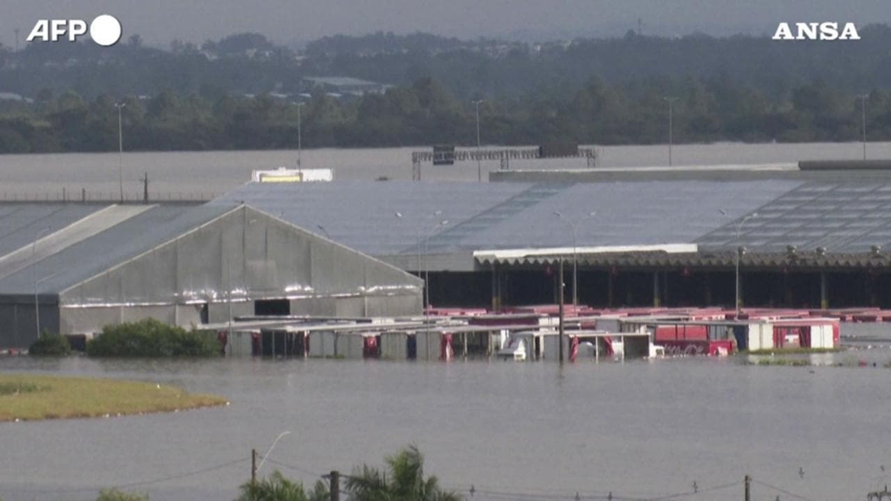 Brasile, le inondazioni hanno isolato Porto Alegre sommersa dall'acqua. Si teme la crisi umanitaria