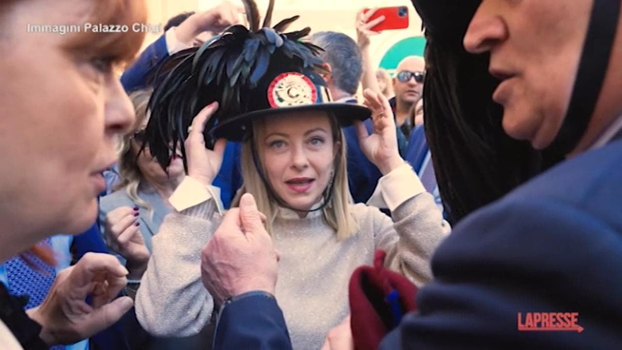 Meloni "bersagliera": dopo la corsa, indossa il tipico cappello con le piume al raduno di Ascoli Piceno
