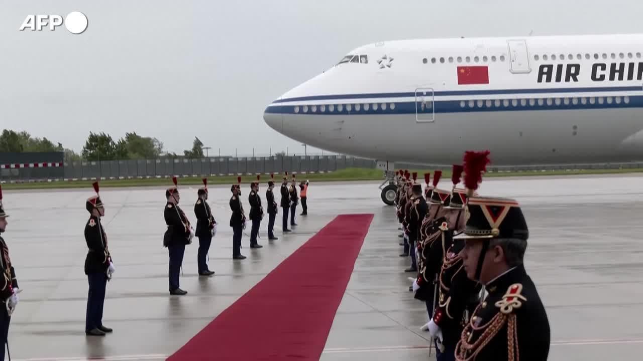 Francia, Xi arriva a Parigi per incontrare Macron: parleranno anche di Ucraina