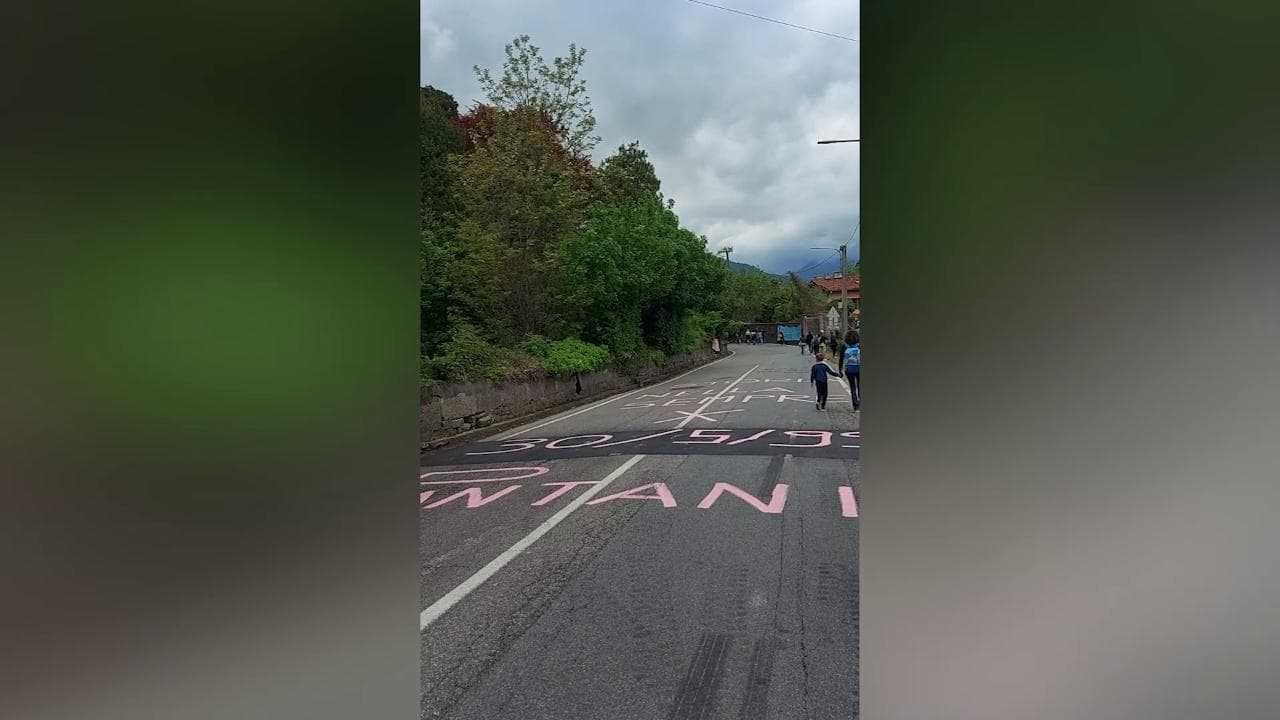 Giro d'Italia, a Oropa un monumento e le scritte sull'asfalto ricordano Pantani e l'impresa del '99