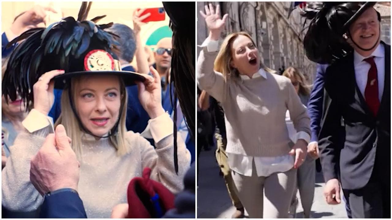 Giorgia Meloni accenna la corsa dei bersaglieri: la premier al raduno di Ascoli