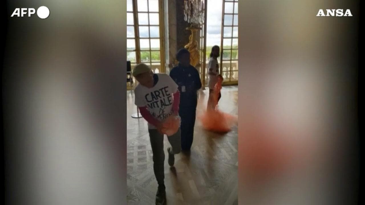 Versailles, protesta ambientalista: due attivisti lanciano polvere colorata nelle sale della reggia