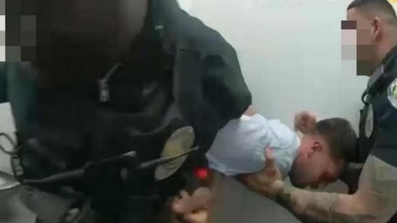 Il video di Matteo Falcinelli 'incaprettato' a Miami dopo il fermo della polizia. Le immagini pubblicate dal "Quotidiano Nazionale"
