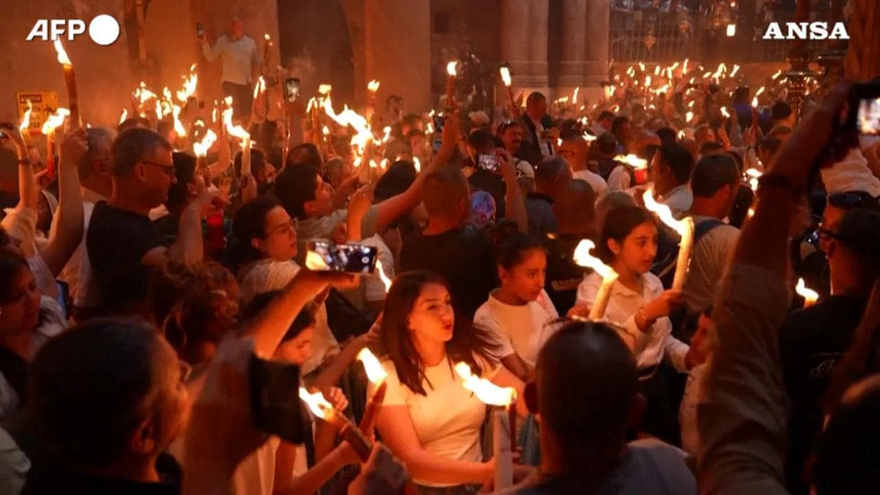 A Gerusalemme la cerimonia del Fuoco sacro: in migliaia nella basilica, rafforzata la sicurezza