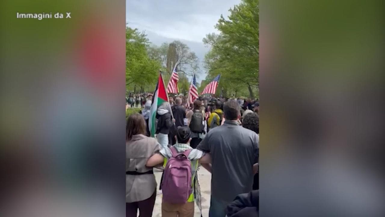 Chicago, all'università gli studenti delle Confraternite si ribellano alle occupazioni: cortei contro i pro-Palestina