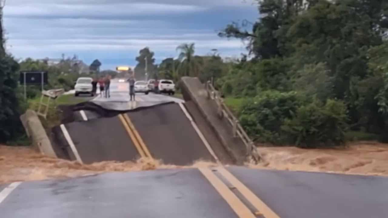 Brasile, inondazioni causano decine di morti e dispersi nel Rio Grande. L'acqua travolge un ponte