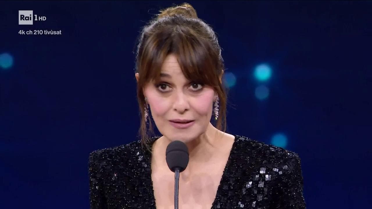 Paola Cortellesi riceve il David e scherza: "Il mio esordio alla regia alle soglie della menopausa"