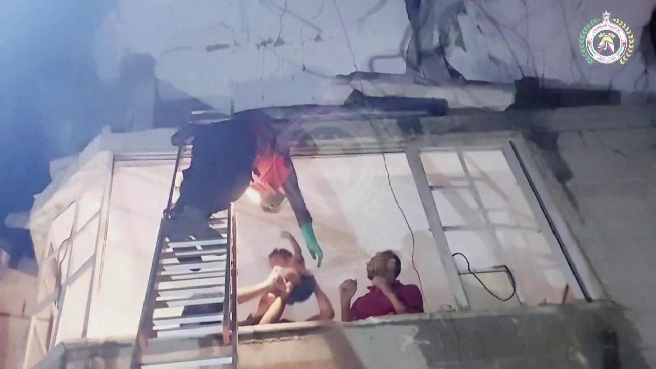 Rafah, il salvataggio di due bambini nella palazzina sventrata dalle bombe