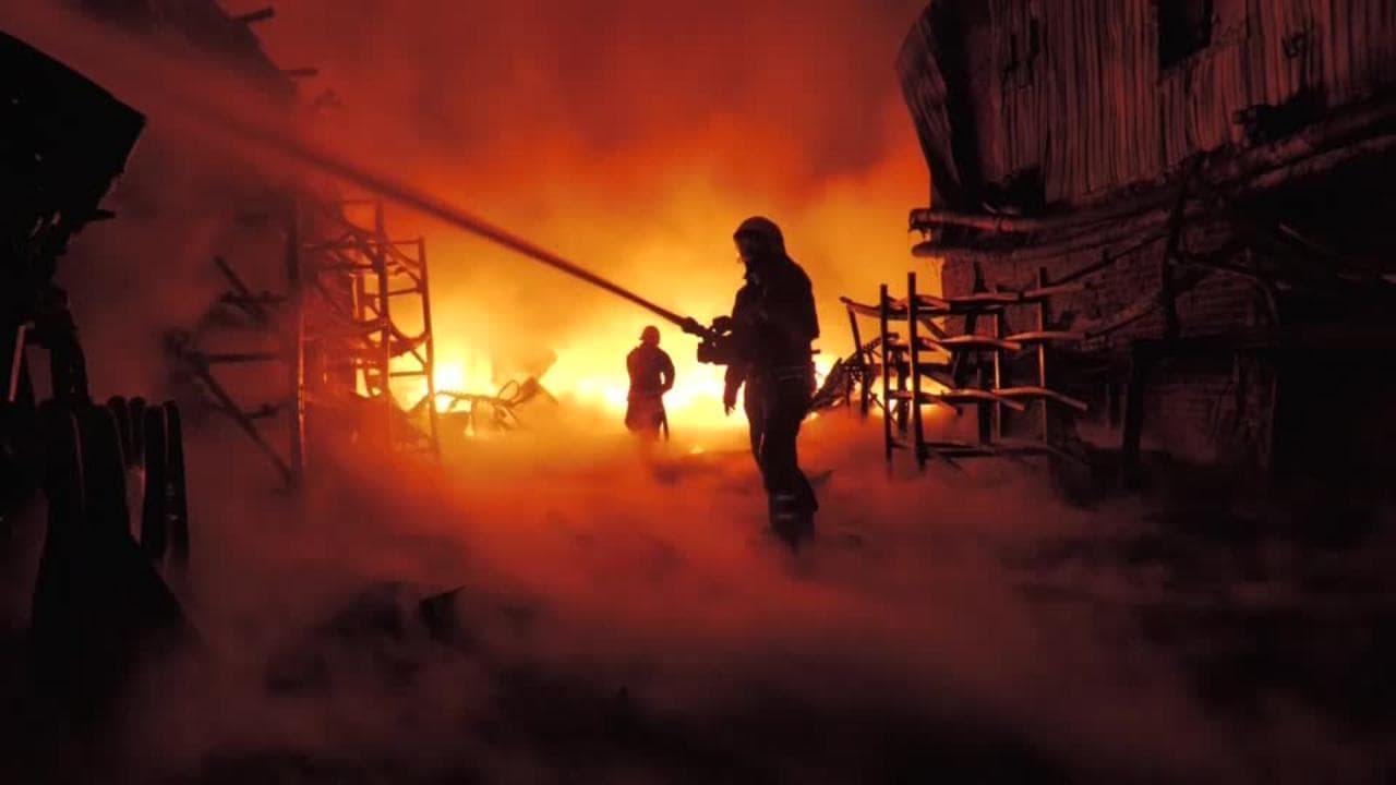 Ucraina, incendi a Kharkiv dopo gli attacchi di droni russi