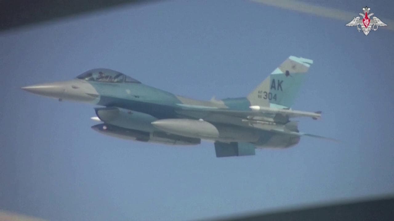 Mosca: "I nostri bombardieri in volo vicino alla costa dell'Alaska". Il momento in cui due caccia americani li affiancano