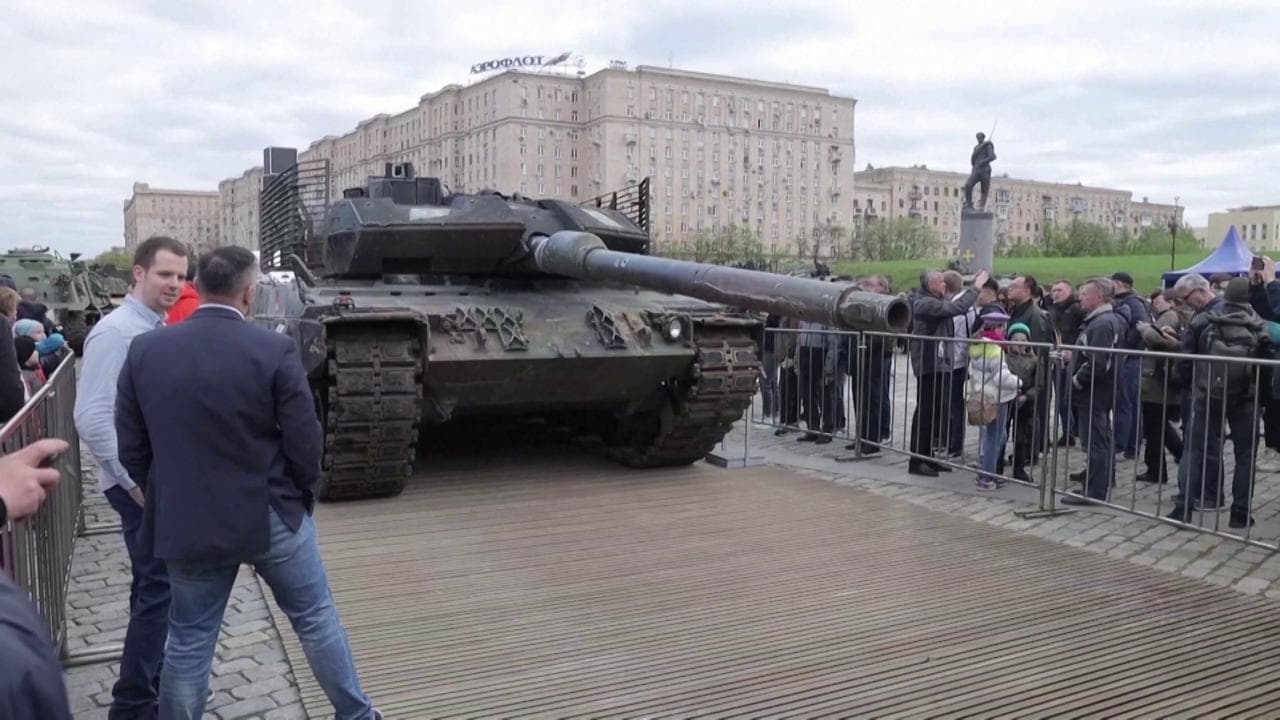 La Russia mette in mostra a Mosca i carri armati occidentali catturati in Ucraina