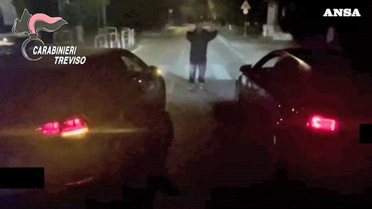 Treviso, folle gara tra auto: scoperti dai carabinieri sui social