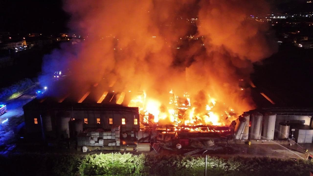 Incendio nel Vicentino, a fuoco un'azienda di imballaggi di materie plastiche: le immagini dal drone