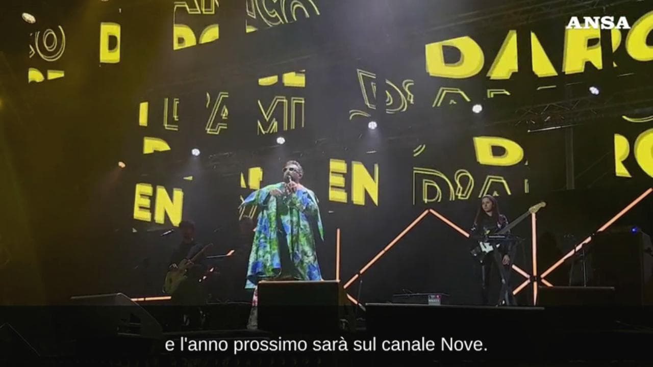 Dargen D'Amico ironizza sulla Rai: "Il concerto sta andando bene, il prossimo anno sarà sul Nove"