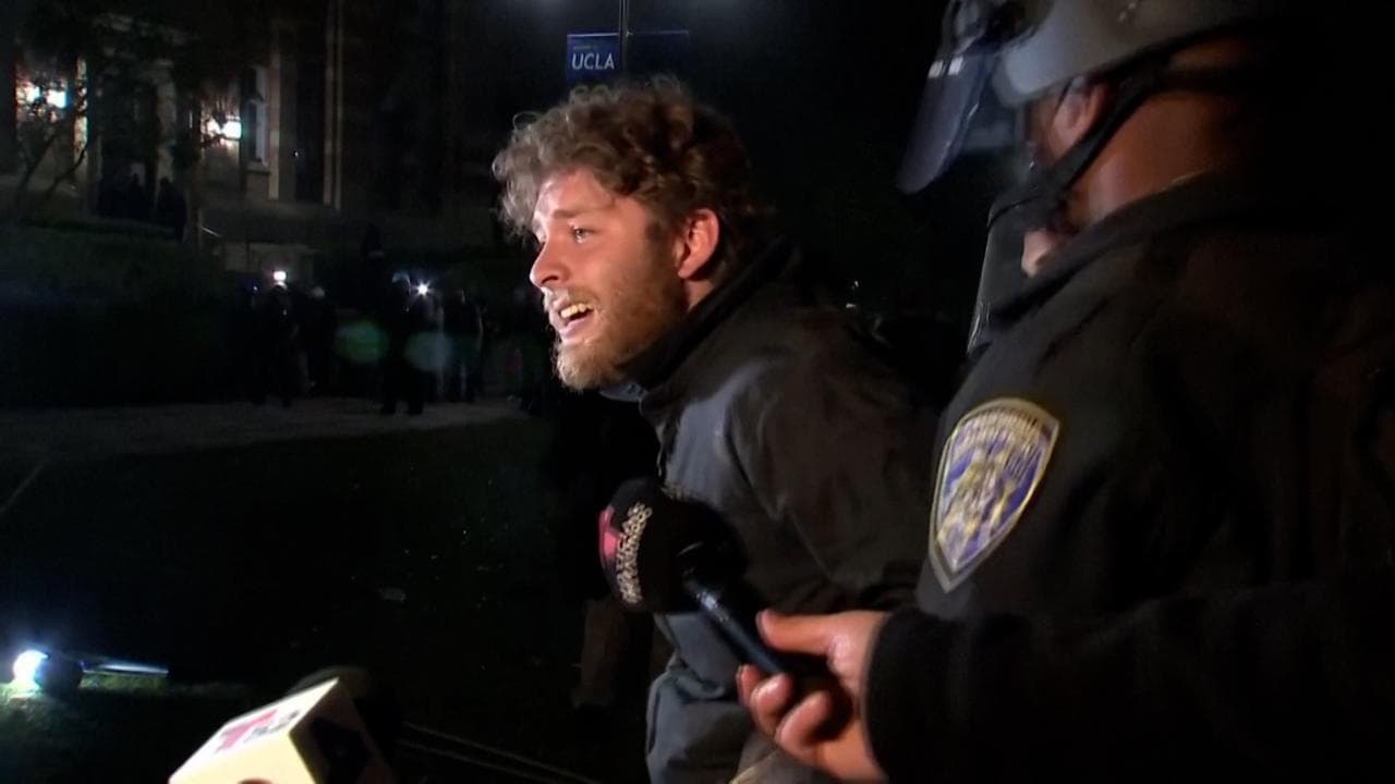 Los Angeles, l'irruzione della polizia nel campus Ucla: manganellate, proiettili di gomma e gli arresti dei manifestanti
