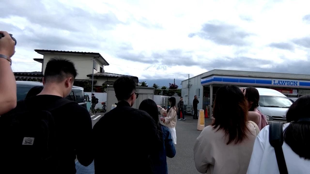 Giappone, barriera per coprire il Monte Fuji dietro un supermercato: "Troppi turisti qui per le foto"