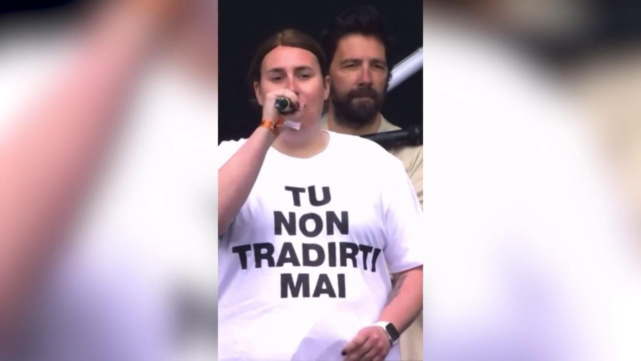 "Noi persone trans discriminate al lavoro": il monologo di Hellsy dal palco del concertone