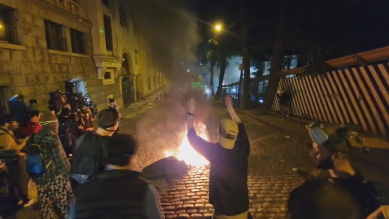 Georgia, proteste a Tbilisi: manifestanti allontanati con i cannoni ad acqua