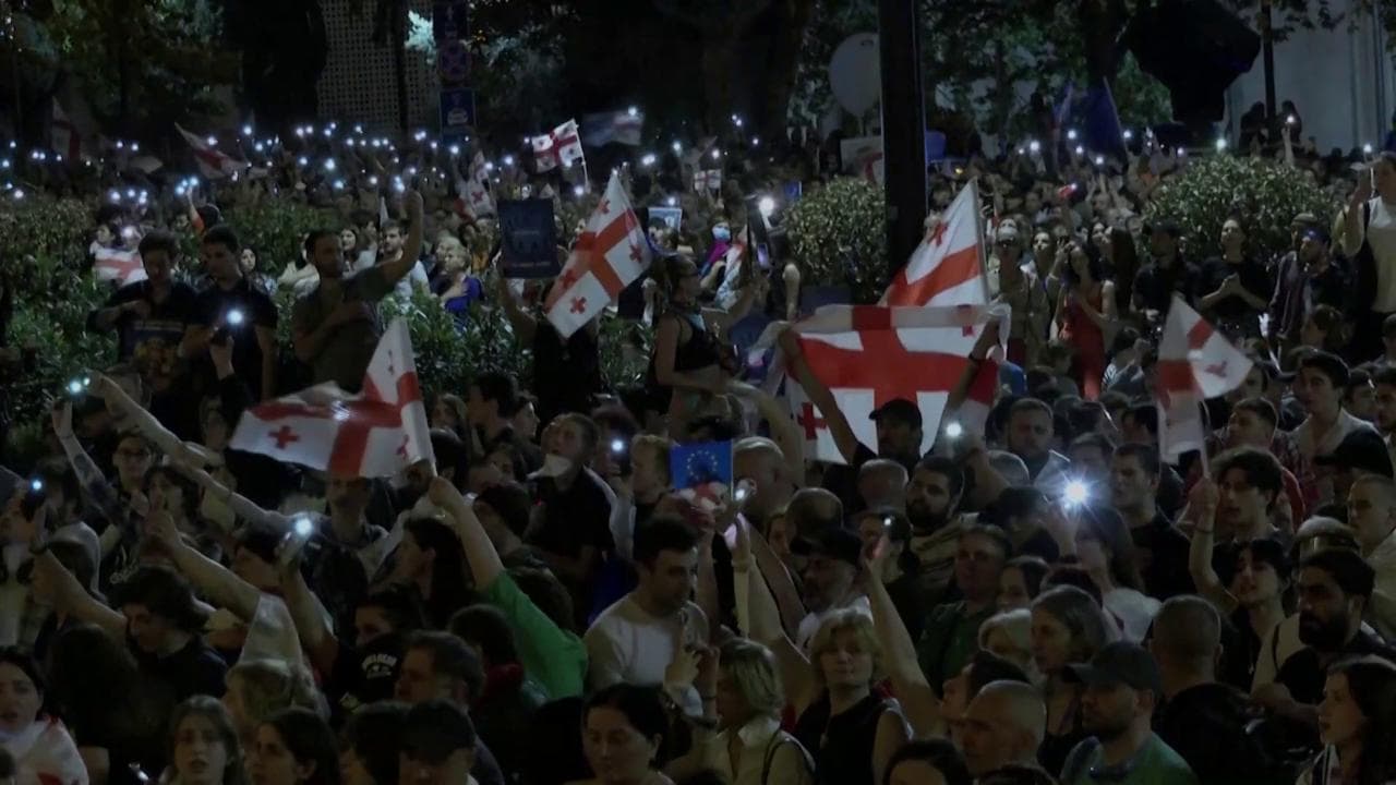 Georgia: dopo gli scontri, in migliaia tornano in piazza a Tbilisi contro il governo filorusso