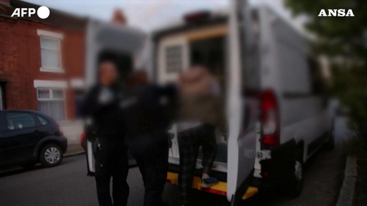 Gb, la polizia preleva i migranti destinati in Ruanda dalle loro case