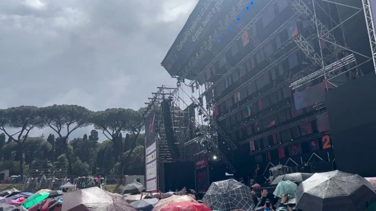 Concertone del primo maggio: problemi tecnici per la pioggia, Ermal Meta improvvisa Hallelujah