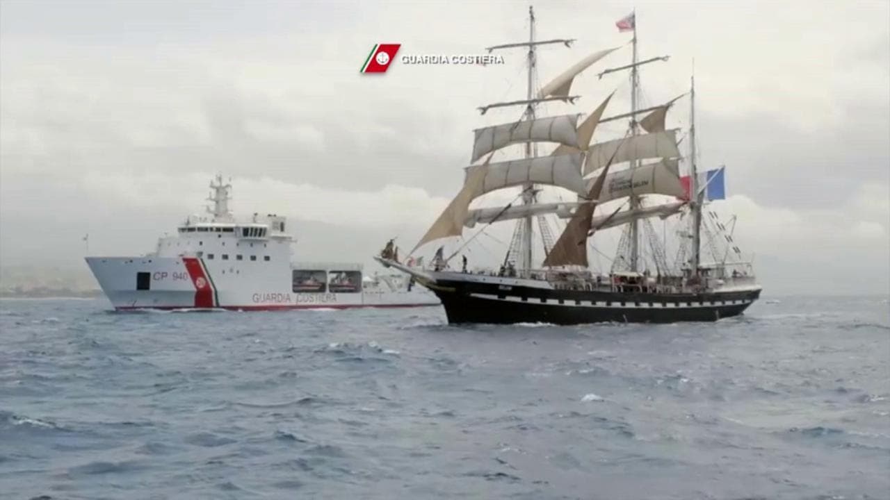 Olimpiadi, la fiamma dei Giochi attraversa lo Stretto di Messina: la traversata sul veliero Belem