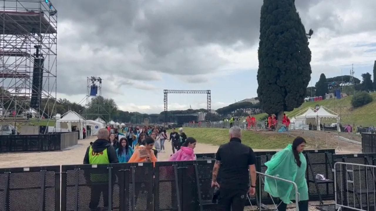 Primo Maggio, aperti i cancelli del Concertone: la corsa degli spettatori per arrivare sotto al palco