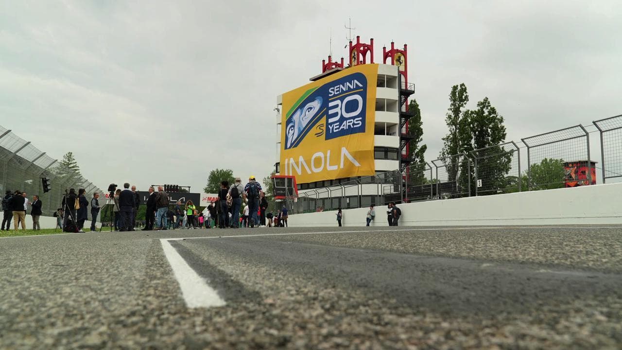 F1, trent'anni senza Senna: a Imola tifosi omaggiano la leggenda