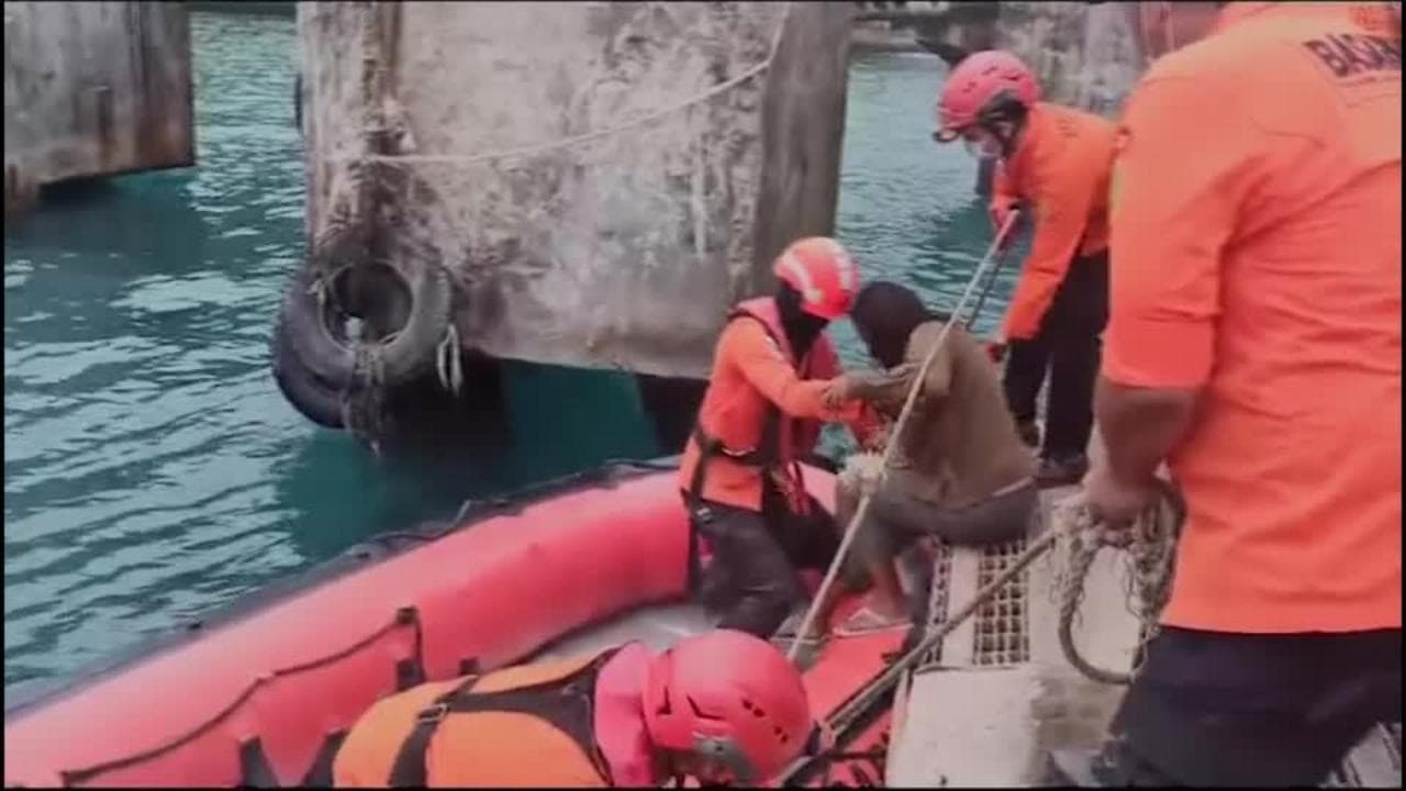 Indonesia, l'eruzione vulcanica potrebbe innescare uno tsunami: l'evacuazione di 12mila persone