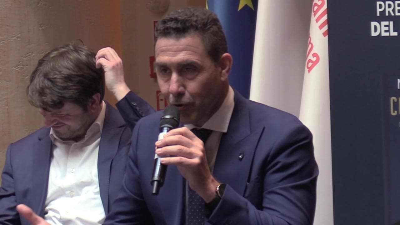 Vannacci presenta il libro di Salvini: "Ti auguro di vendere come me". E sbeffeggia il giornalista di Repubblica