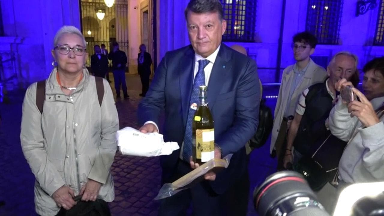 Il segretario della Uil Bombardieri esce da Palazzo Chigi con un litro d'olio, un chilo di carne e uno di parmigiano: "Questa l'offerta del governo ai lavoratori"