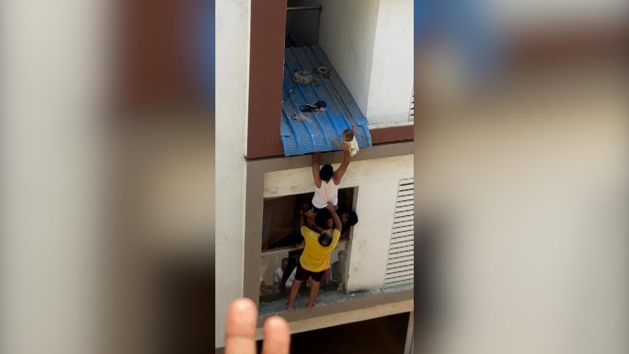 India, un bimbo rischia di cadere dal tetto: l'intero quartiere si mobilita per salvarlo