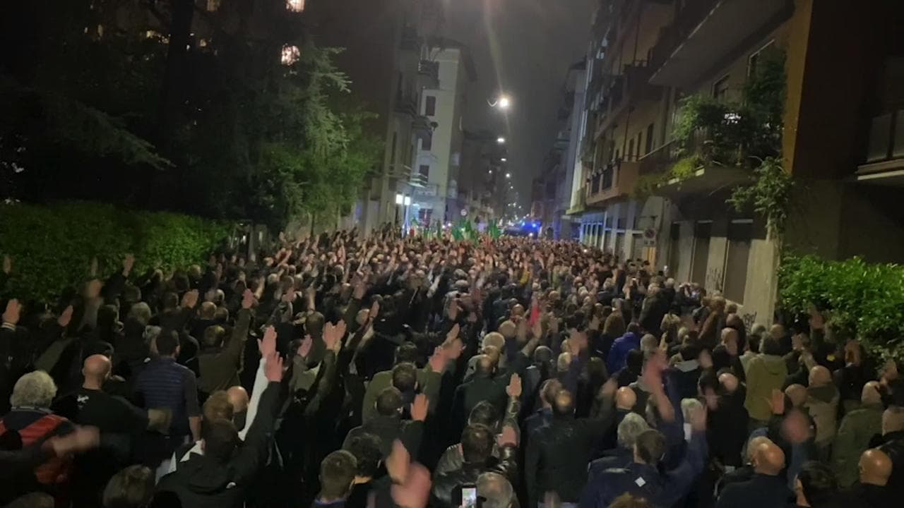 Manifestazione per Ramelli, chiamata al 'presente' e saluti romani: neofascisti e teste rasate al corteo nero a Milano